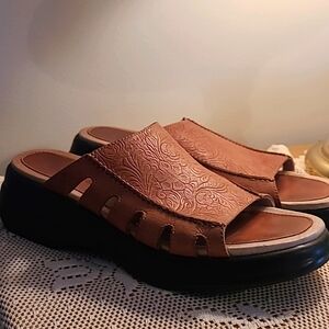 L.L. Bean med brown tooled leather mule sandals Sz 8